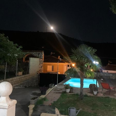 Chiloeches Apartamento Con Piscina מראה חיצוני תמונה